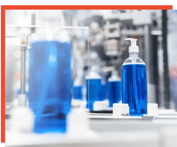 Linha de produção de cosméticos com produto em envase